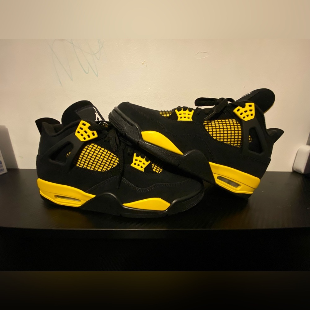 Air Jordan 4 “thunder”
